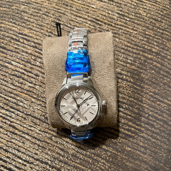 Burberry Watch NWT - Picture 1 of 3